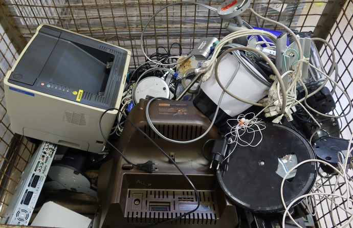 Elektromüll in einer Gitterbox