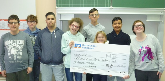 Schüler mit Scheck der Dortmunder Volksbank