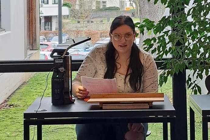Lena beim Vorlesen