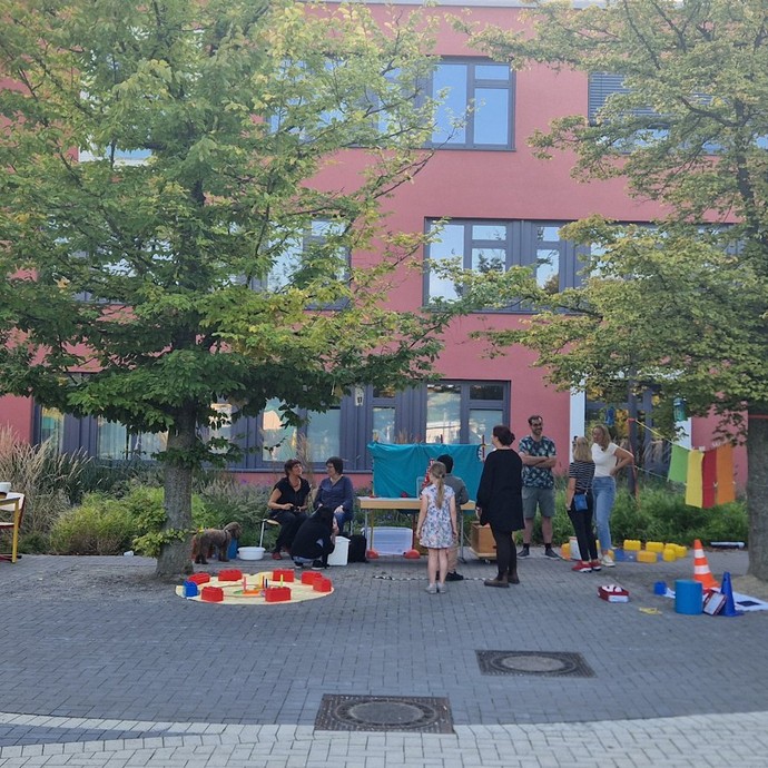 Schulhof mit Angeboten (vergrößerte Bildansicht wird geöffnet)
