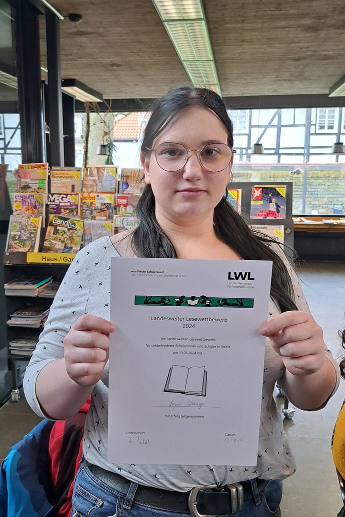Lena mit Urkunde
