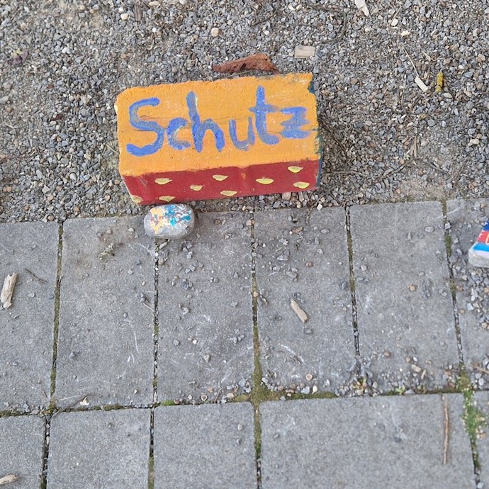 bemalte Steine (vergrößerte Bildansicht wird geöffnet)