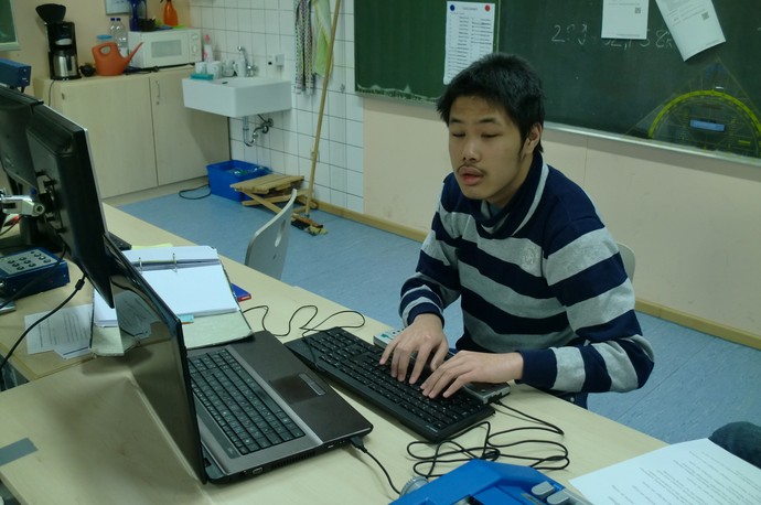 Ein Schüler arbeitet mit der Braillezeile am PC