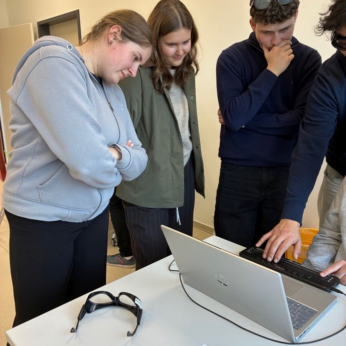 None (vergrößerte Bildansicht wird geöffnet)