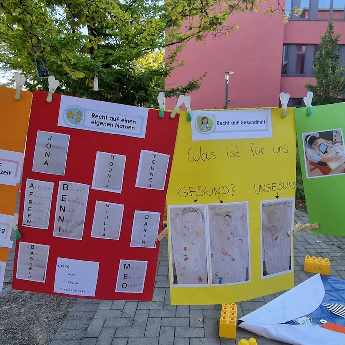 Plakate (vergrößerte Bildansicht wird geöffnet)