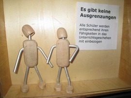 Holzfigur "Hand in Hand"