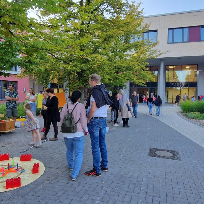 Schulhof mit Angeboten (vergrößerte Bildansicht wird geöffnet)