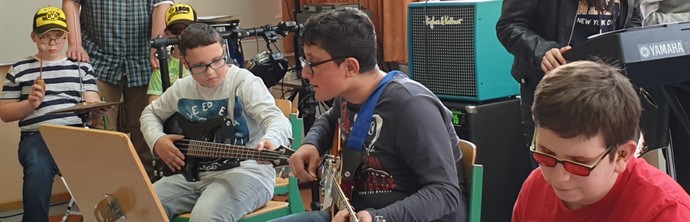 Schüler mit Instrumenten