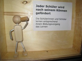 Holzfigur "trinkt"