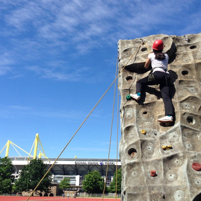 Klettern am Kletterturm (vergrößerte Bildansicht wird geöffnet)