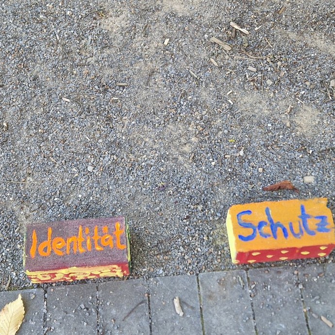 Steine mit Kinderrechten (vergrößerte Bildansicht wird geöffnet)