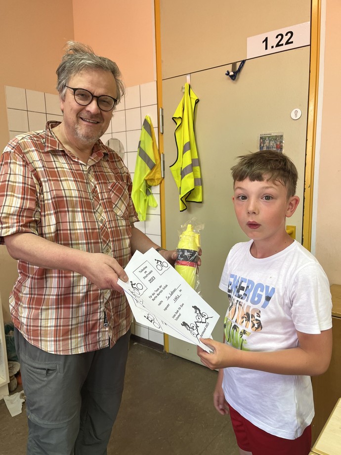 Überreichen der Urkunde fürs Stadtradeln