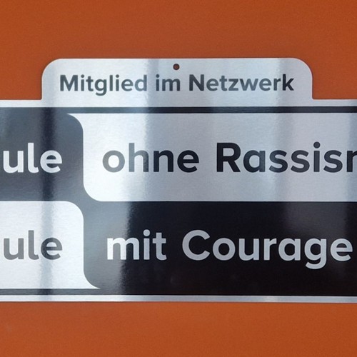 Schild: Schule ohne Rassismus - Schule mit Courage