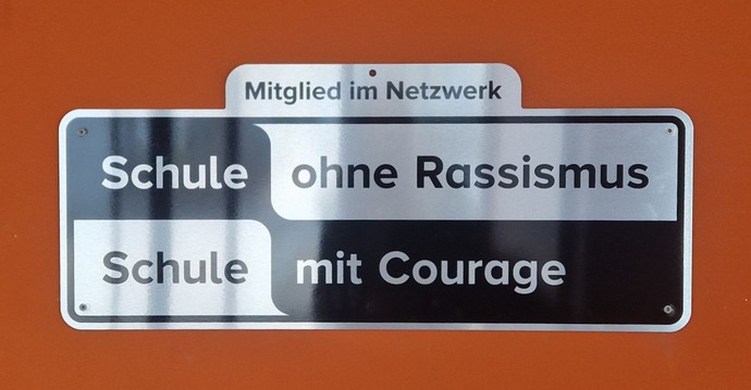 Schild im Eingangsbereich: Schule ohne Rassismus - Schule mit Courage