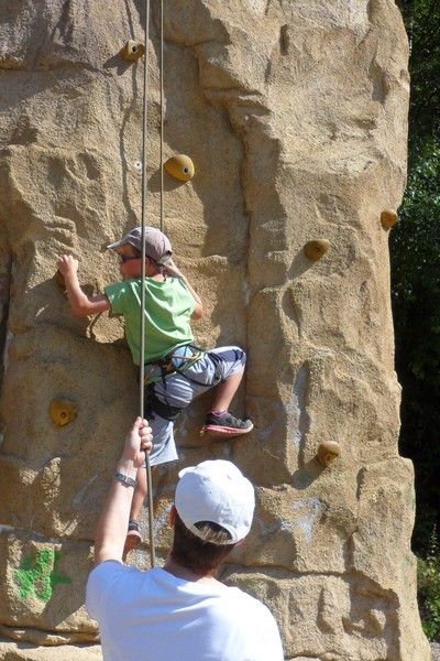 Ein Schüler versucht sich an der Kletterwand