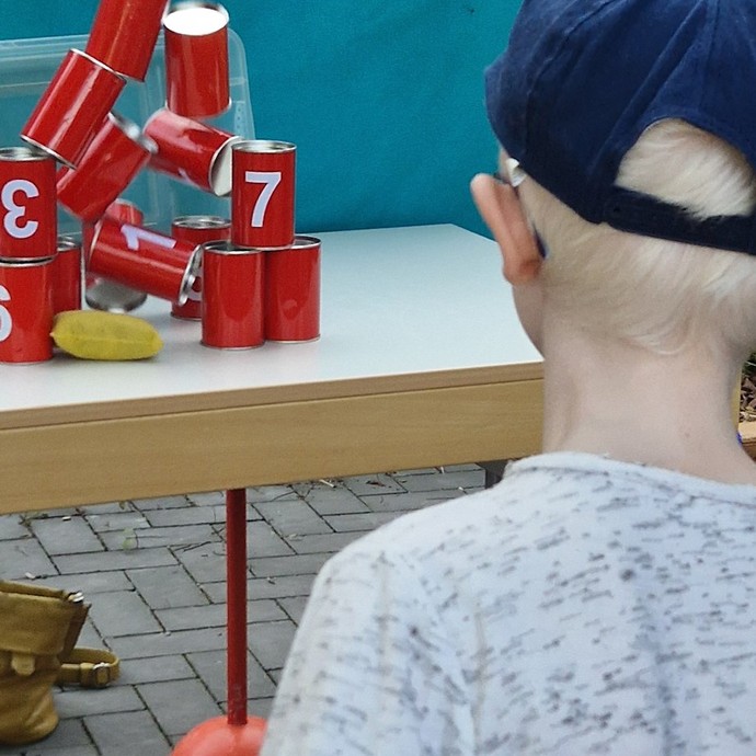 Dosenwerfen (vergrößerte Bildansicht wird geöffnet)
