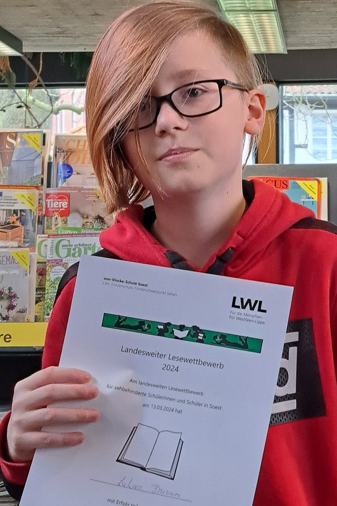 Lukas mit Urkunde