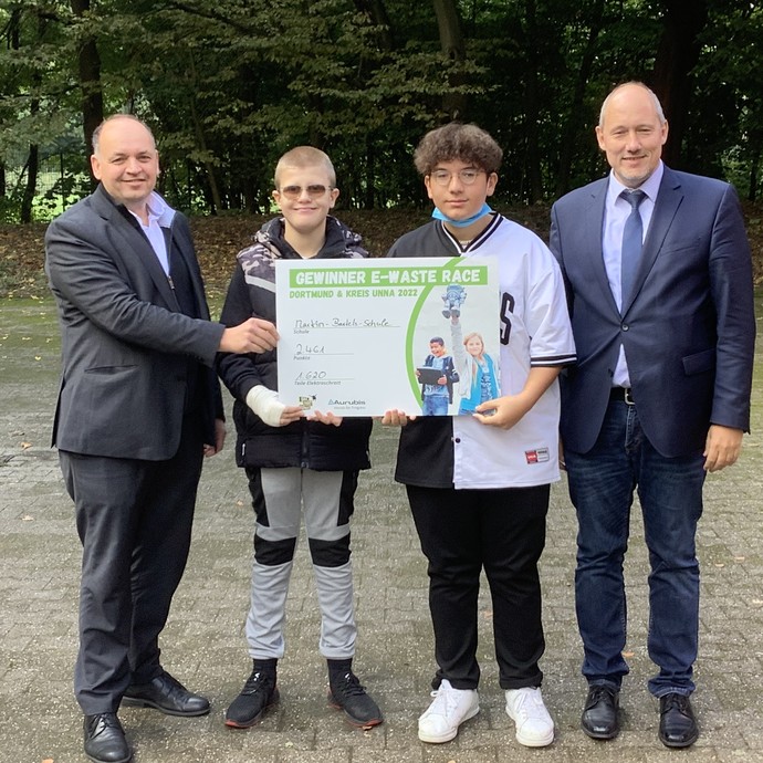 Viktor Haase, Staatssekretär im Ministerium für Umwelt, Naturschutz und Verkehr NRW, und Stadtrat Christian Uhr überreichen den Preis. (vergrößerte Bildansicht wird geöffnet)